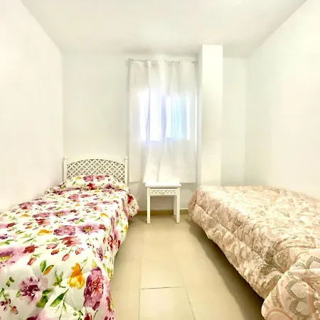 Apartamento De Tres Dormitorios En Costa Del Silencio, Tenerife Sur *
