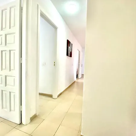 Apartamento De Tres Dormitorios En Costa Del Silencio, Tenerife Sur *