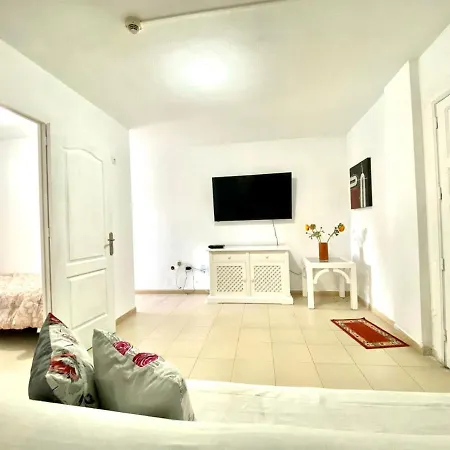 Apartamento De Tres Dormitorios En Costa Del Silencio, Tenerife Sur *