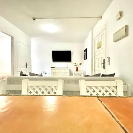 Apartamento De Tres Dormitorios En Costa Del Silencio, Tenerife Sur *